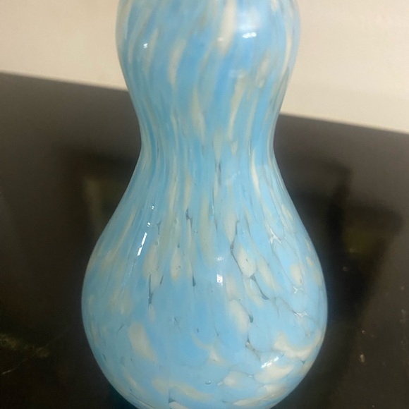 Vintage Hand Blown Art Glass Bud Vase Swirled Light Blue White 4.5” Tall - Picture 2 of 9